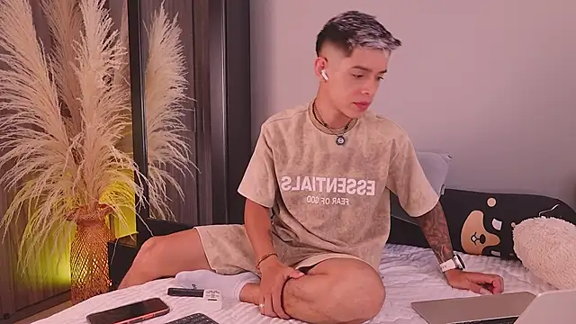 Snapshot of ErosKhaos chatting on March 21, 2026, 10:24 pm ErosKhaos online show from March 21, 2026, 10:24 pm