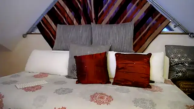 Kathylovexxx online show from April 15, 2026, 4:08 am