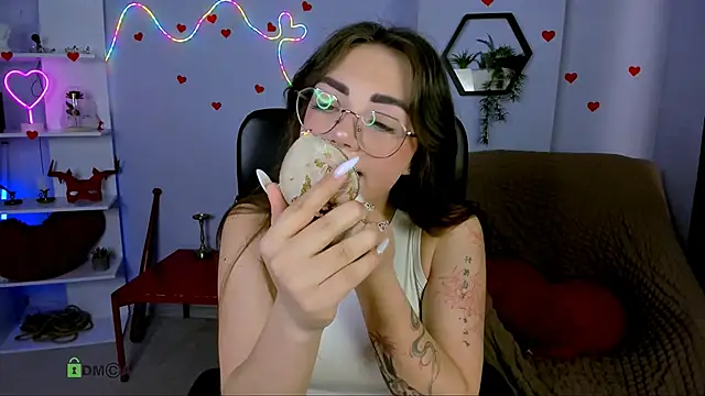 Snapshot of kiki_swan chatting on May 4, 2026, 5:47 am kiki swan online show from May 4, 2026, 5:47 am