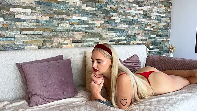 Snapshot of Aurora_5 chatting on February 14, 2026, 1:30 pm Aurora 5 online show from February 14, 2026, 1:30 pm