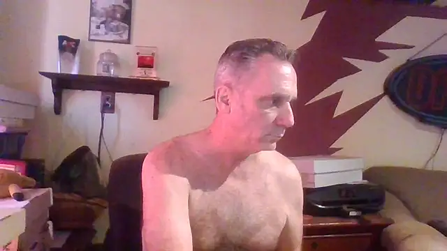 Snapshot of HunkofRock chatting on October 15, 2025, 3:45 pm HunkofRock online show from October 15, 2025, 3:45 pm