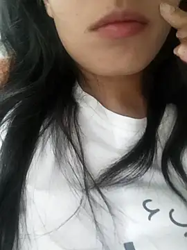 saraaxx1 online show from October 8, 2025, 4:04 pm