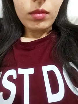 saraaxx1 online show from November 24, 2025, 10:59 am