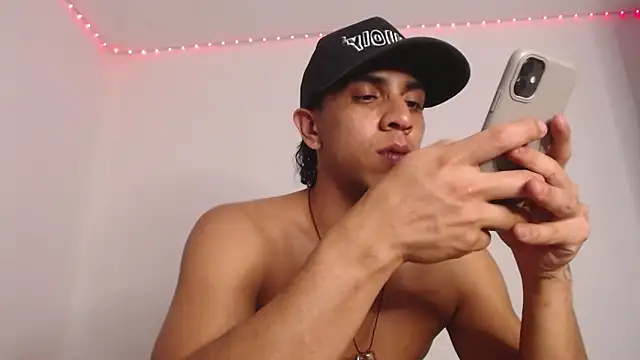 Monkey uchiha777 online show from February 6, 2026, 2:38 am