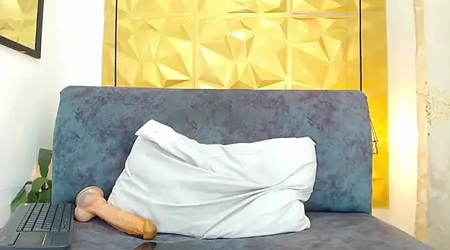 Small Hot19 online show from March 11, 2025, 5:46 pm