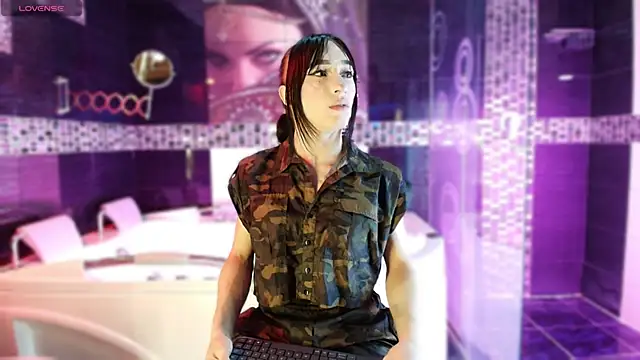 Small Hot19 online show from December 3, 2025, 6:43 am