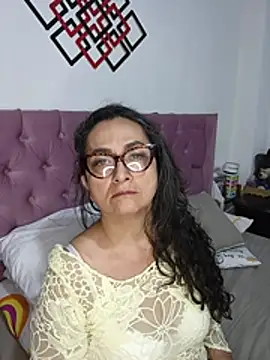 Snapshot of AlessandraLeroy chatting on November 22, 2025, 2:32 am AlessandraLeroy online show from November 22, 2025, 2:32 am