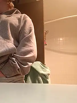 Snapshot of KITTYBOOBOOFUXX chatting on November 15, 2025, 5:09 pm KITTYBOOBOOFUXX online show from November 15, 2025, 5:09 pm