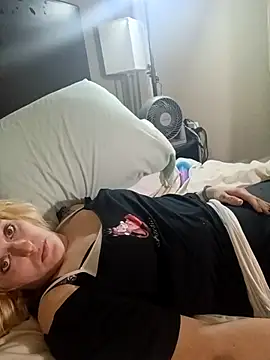 Snapshot of KITTYBOOBOOFUXX chatting on November 25, 2025, 10:15 am KITTYBOOBOOFUXX online show from November 25, 2025, 10:15 am