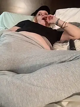 Snapshot of KITTYBOOBOOFUXX chatting on November 26, 2025, 12:33 am KITTYBOOBOOFUXX online show from November 26, 2025, 12:33 am