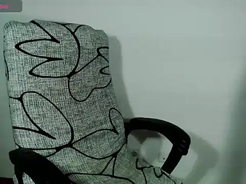 Snapshot of Hannah_Kiim chatting on November 5, 2025, 10:10 pm Hannah Kiim online show from November 5, 2025, 10:10 pm