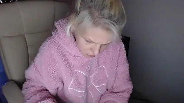 Snapshot of ElssaRush chatting on December 3, 2025, 8:00 am ElssaRush online show from December 3, 2025, 8:00 am