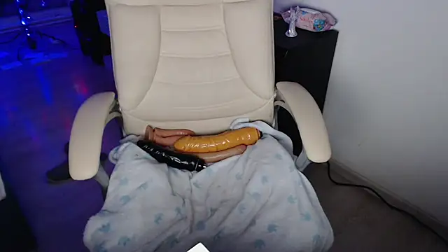 Snapshot of ElssaRush chatting on December 17, 2025, 6:25 pm ElssaRush online show from December 17, 2025, 6:25 pm