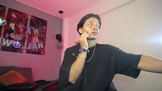 Snapshot of Draco_collins chatting on October 31, 2025, 8:21 pm Draco collins online show from October 31, 2025, 8:21 pm