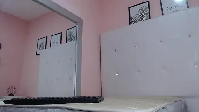 willow smitt online show from September 30, 2025, 12:43 pm