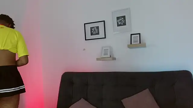 julian vogue online show from March 20, 2025, 6:53 pm