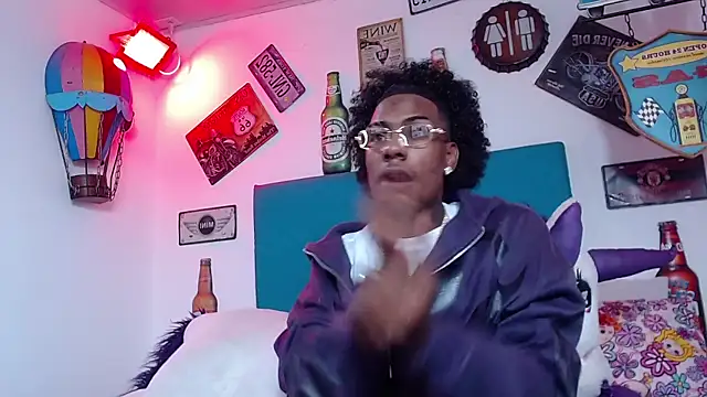 Snapshot of lili_roussi chatting on December 20, 2025, 10:17 pm lili roussi online show from December 20, 2025, 10:17 pm