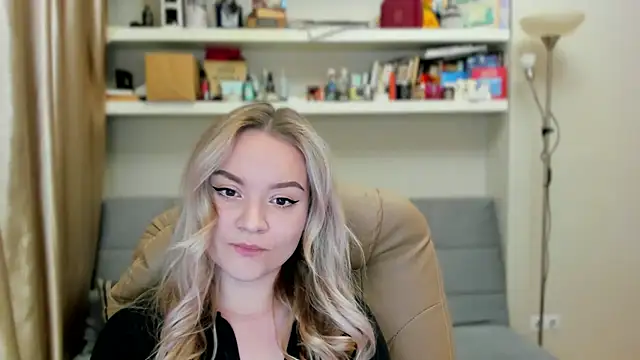 Kara Smith  online show from October 25, 2025, 10:37 pm