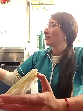 HOLY DOLL online show from October 29, 2025, 9:38 pm