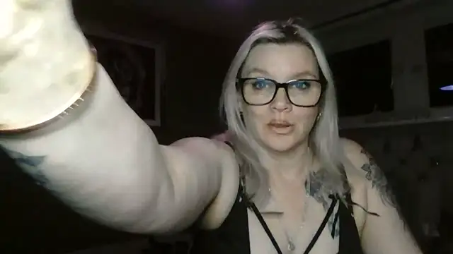 Snapshot of Curvy-Cleo chatting on March 14, 2025, 10:16 pm Curvy-Cleo online show from March 14, 2025, 10:16 pm