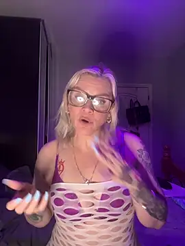 Snapshot of Curvy-Cleo chatting on February 2, 2026, 7:45 pm Curvy-Cleo online show from February 2, 2026, 7:45 pm