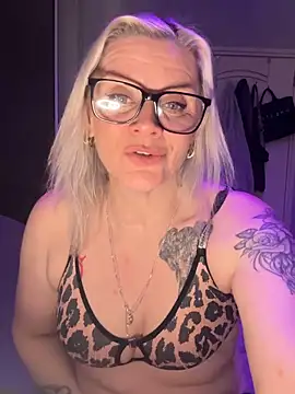 Snapshot of Curvy-Cleo chatting on February 3, 2026, 11:26 am Curvy-Cleo online show from February 3, 2026, 11:26 am