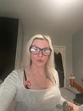 Snapshot of Curvy-Cleo chatting on February 12, 2026, 12:11 pm Curvy-Cleo online show from February 12, 2026, 12:11 pm