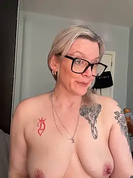 Snapshot of Curvy-Cleo chatting on February 25, 2026, 10:47 am Curvy-Cleo online show from February 25, 2026, 10:47 am