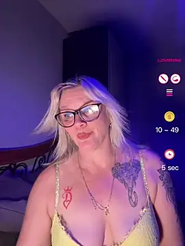 Snapshot of Curvy-Cleo chatting on July 14, 2026, 8:58 pm Curvy-Cleo online show from July 14, 2026, 8:58 pm