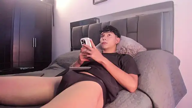 AndresM001 online show from April 9, 2026, 9:09 pm