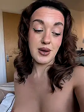 Snapshot of Petite_Juicy_Olive chatting on July 9, 2026, 8:07 am Petite Juicy Olive online show from July 9, 2026, 8:07 am