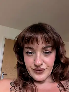 Snapshot of Petite_Juicy_Olive chatting on August 5, 2026, 9:45 am Petite Juicy Olive online show from August 5, 2026, 9:45 am