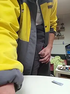 Snapshot of svenpfeifer chatting on December 14, 2025, 4:01 pm svenpfeifer online show from December 14, 2025, 4:01 pm