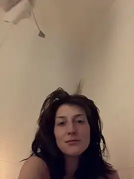 2brokegirlz online show from March 14, 2025, 7:04 am