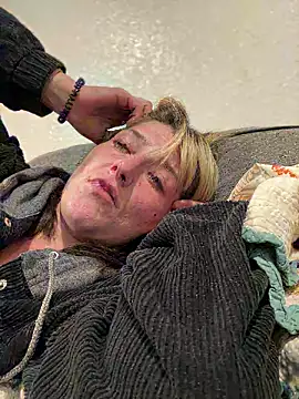 2brokegirlz online show from September 9, 2025, 9:09 am