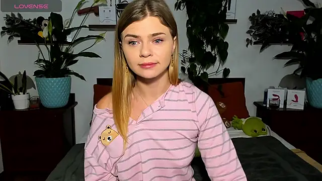 Snapshot of HaleyReedme chatting on November 25, 2025, 8:14 am HaleyReedme online show from November 25, 2025, 8:14 am