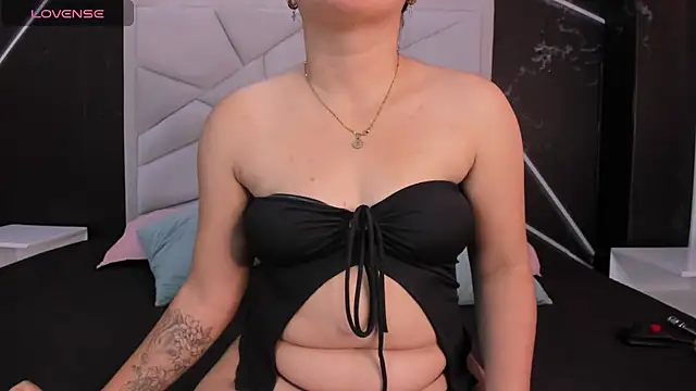 Snapshot of JulietSofia chatting on April 1, 2026, 8:28 pm JulietSofia online show from April 1, 2026, 8:28 pm