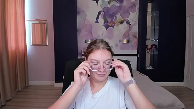 Snapshot of AngelinaLow chatting on September 25, 2025, 11:36 am AngelinaLow online show from September 25, 2025, 11:36 am