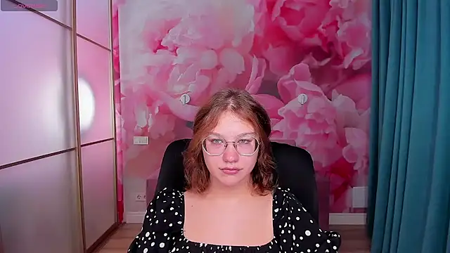 Snapshot of AngelinaLow chatting on October 8, 2025, 11:30 am AngelinaLow online show from October 8, 2025, 11:30 am