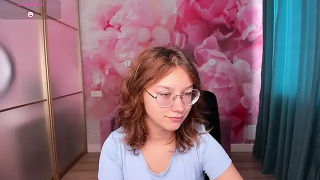 Snapshot of AngelinaLow chatting on October 26, 2025, 6:30 am AngelinaLow online show from October 26, 2025, 6:30 am