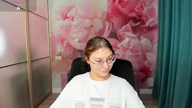 Snapshot of AngelinaLow chatting on October 27, 2025, 12:31 pm AngelinaLow online show from October 27, 2025, 12:31 pm