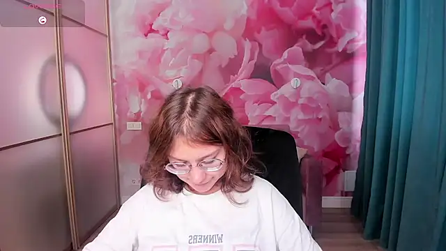 Snapshot of AngelinaLow chatting on October 28, 2025, 12:30 pm AngelinaLow online show from October 28, 2025, 12:30 pm