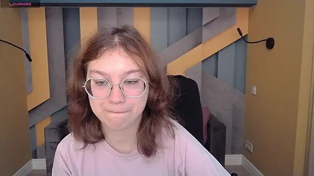 Snapshot of AngelinaLow chatting on November 2, 2025, 6:27 am AngelinaLow online show from November 2, 2025, 6:27 am