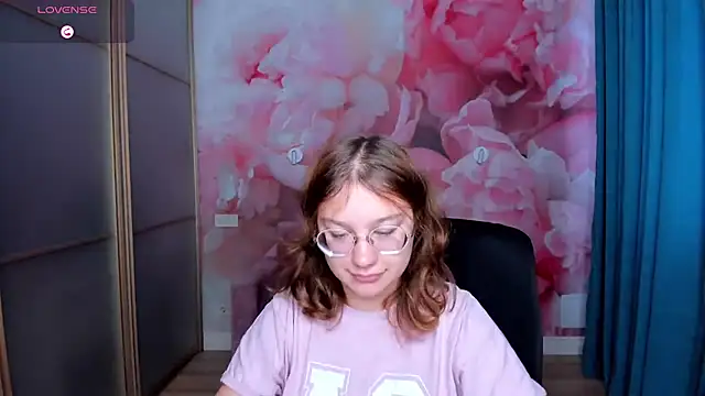 Snapshot of AngelinaLow chatting on November 3, 2025, 12:28 pm AngelinaLow online show from November 3, 2025, 12:28 pm