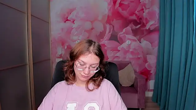 Snapshot of AngelinaLow chatting on November 4, 2025, 12:26 pm AngelinaLow online show from November 4, 2025, 12:26 pm