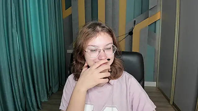 Snapshot of AngelinaLow chatting on November 8, 2025, 6:24 am AngelinaLow online show from November 8, 2025, 6:24 am