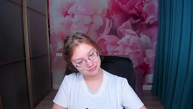 Snapshot of AngelinaLow chatting on November 9, 2025, 6:23 am AngelinaLow online show from November 9, 2025, 6:23 am