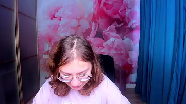 Snapshot of AngelinaLow chatting on November 17, 2025, 12:22 pm AngelinaLow online show from November 17, 2025, 12:22 pm