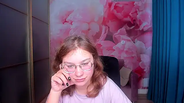 Snapshot of AngelinaLow chatting on November 18, 2025, 12:42 pm AngelinaLow online show from November 18, 2025, 12:42 pm