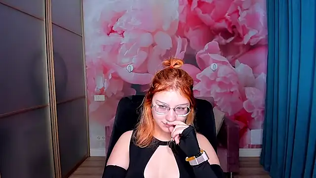 Snapshot of AngelinaLow chatting on December 2, 2025, 12:32 pm AngelinaLow online show from December 2, 2025, 12:32 pm